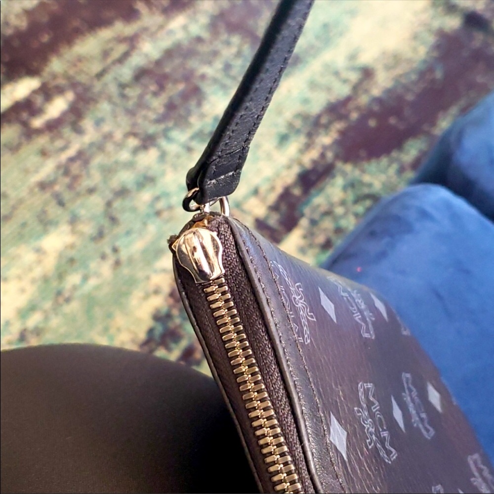 McM black clutch